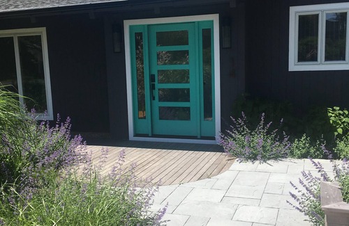 Culloden Shores House | Renovated Leisurama, steps to beach, open and airy.