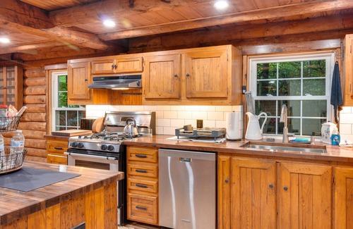 Maggie Valley Cabin | Renovated Log Cabin, EV charger/Near Hikes/BRP/waterfalls- FirePit/Game Room.