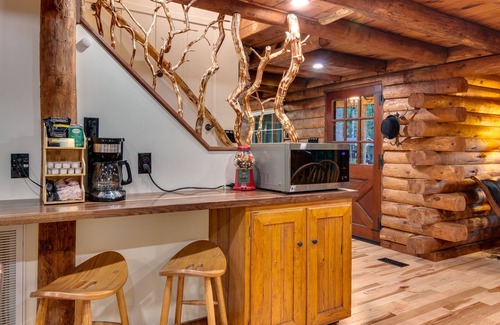 Maggie Valley Cabin | Renovated Log Cabin, EV charger/Near Hikes/BRP/waterfalls- FirePit/Game Room.