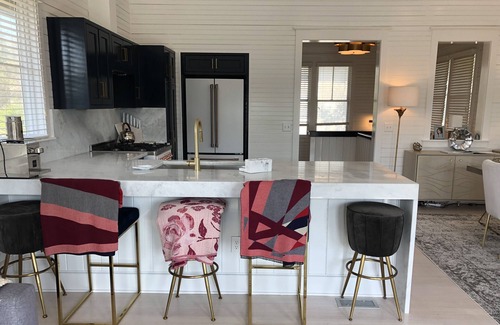 Cape Fear Station House | Renovated Luxury home Sumner’s Crescent Walk to Mikes Bites, E. Beach & Shoal’s