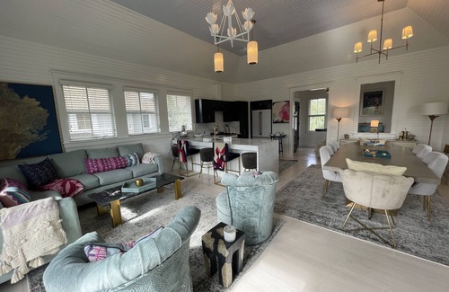 Cape Fear Station House | Renovated Luxury home Sumner’s Crescent Walk to Mikes Bites, E. Beach & Shoal’s