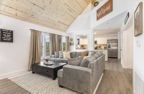 Jasper Cabin | Renovated + Mtn Views + Hot tub + Fire Pit + Pet Friendly