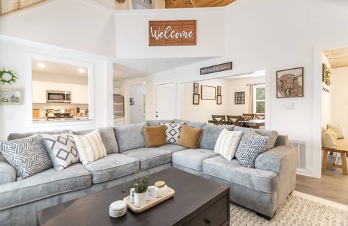 Jasper Cabin | Renovated + Mtn Views + Hot tub + Fire Pit + Pet Friendly