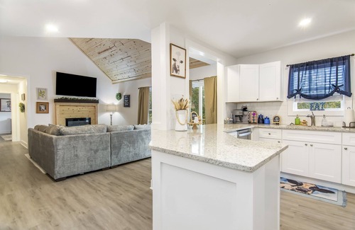 Jasper Cabin | Renovated + Mtn Views + Hot tub + Fire Pit + Pet Friendly