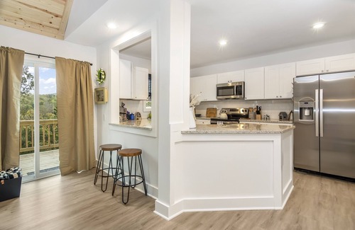 Jasper Cabin | Renovated + Mtn Views + Hot tub + Fire Pit + Pet Friendly