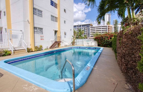 Midtown Condo | ✨ Renovated One Br w/Parking, pool and Balcony