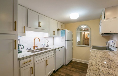 West Beach Village Villa | Renovated Pet-friendly Kiawah Island Villa. 5 Min Walk to Beach! Close to Cougar Point Clubhouse!