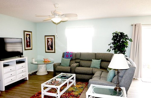 Santiago House | Renovated, Pet Friendly! LIVING IT UP IN THE VILLAGES! 2bed, 1bath Furnished