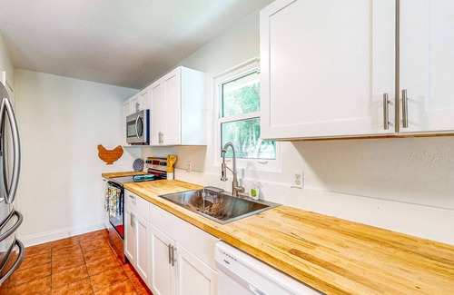 Thonotosassa House | Renovated retreat with pool, firepit, balcony, & bikes - snowbird-friendly