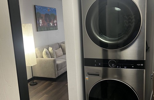 Ottawa Apartment | Renovated Unit! Near Downtown, Restaurants, Shopping and Promedica Hospital.