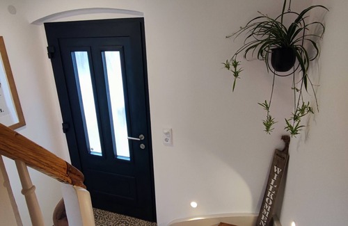 Hartershofen Apartment | Renoviertes Polizeigebäude mit Balkon, Bahnhaltestelle, 6km Nach Rothenburg odT