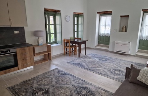Leonidio Apartment | Renoviertes Steinhaus im Zentrum von Leonidion mit Zwei Wohneinheiten