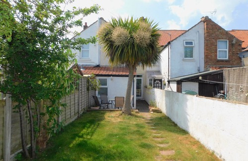 West Runton Cottage | Repton Cottage - a cottage that sleeps 5 guests in 2 bedrooms