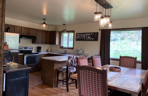 Gardiner House | Reserve 2, 3 or all 4 cabins on this 13 acre horse ranch.5 mins from YNP!