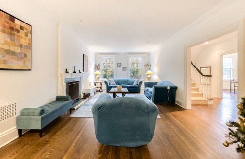Midtown Toronto House | Reside in one of Toronto's most esteemed neighborhoods, nestled in the heart of Forest Hill