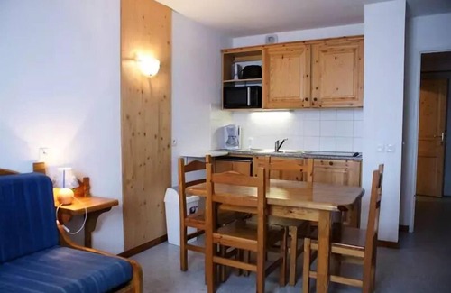 Saint-Jean-d'Arves Apartment | Residence La Fontaine Du Roi - Apartment 6 beds, 50m from the ski slopes, mountain view