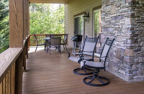 Whittier Condo | Resort Condo with Air Hockey/Ping Pong Table, Amenities and 1 dog permitted!
