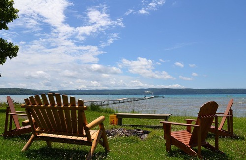 Maple City House | Resort cottage on Big Glen Lake! Kayaks & fire pit!