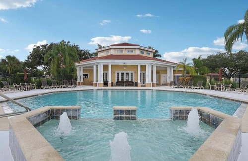 Ringling Park Apartment | Resort living w/Pool, 1 big Bedroom, fully stocked, close to white sanded beach