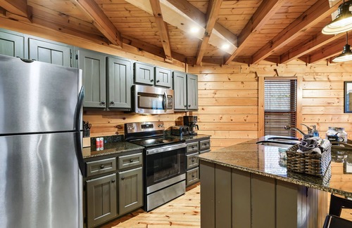 White Oak Lodge Apartment | Resort Pool Fitness Room Hot Tub Jacuzzi