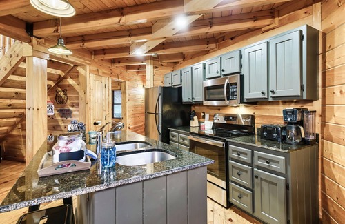 White Oak Lodge Apartment | Resort Pool Fitness Room Hot Tub Jacuzzi