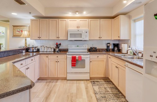 New Smyrna Beach Condo | Resort Relaxation @ Oceanwalk right next to pool!