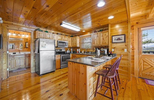 Gatlinburg - Pigeon Forge Cabin | Resort setting w/awesome Mtn views! Self checkin, close to Nat’l Park! Sleeps 6