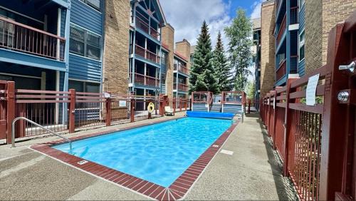 Historic District Apartment | Resort Studio Suite in Prime Breck Location with Free Parking, Hot Tubs, Sauna & Gym