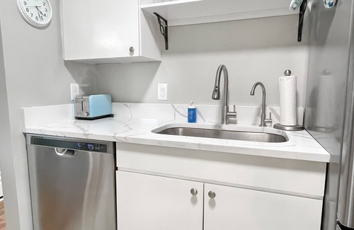 Largo Condo | Resort-Style 1BR Condo – Pools, Balcony & Wi-Fi