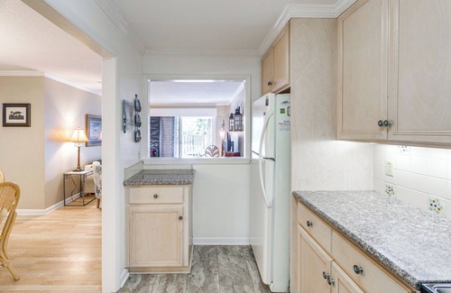 Demere Park Condo | Resort-Style Condo in St Simons ~ 1 Mi to Pier!