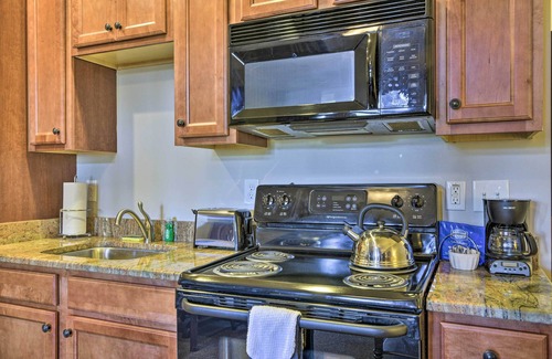 Spring Lake Condo | Resort-Style Condo on Golf Course w/Pool Access