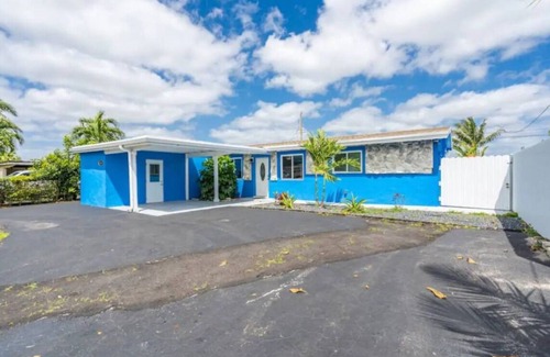 Hollywood House | Resort style Hollywood beach gem, close to Casino and beach
