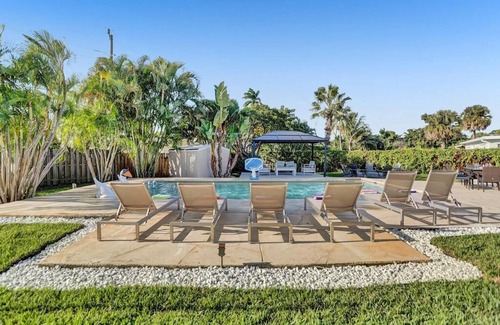 Lighthouse Point Villa | Resort Villa 6BR Heated Pool Beach Volleyball Game Room Mini Golf