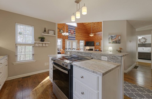 Helen House | Rest and Be Thankful - Modern Family Retreat w/Hot tub Near Downtown Helen