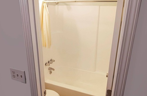 Kernersville Hotel | Rest Easy Near M.C. Benton Jr. Convention Center – 12 Miles Away