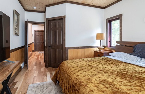 Rhinelander Cabin | Rest on Silver Lake - The Bear : Luxurious 3 bed walkout!