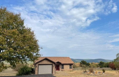 Daisy House | ★Rest & Replenish★ | 10min to Lake | Stunning Mountain Views