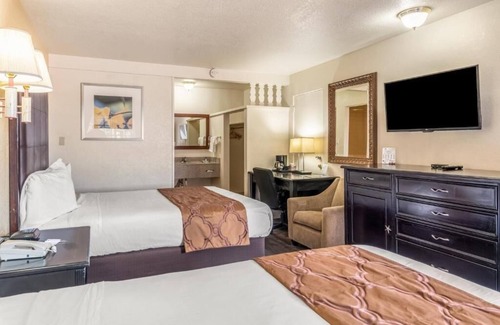 Flagstaff Hotel | Restful Charm of Flagstaff: Two Amazing Rooms Right Off Route 66