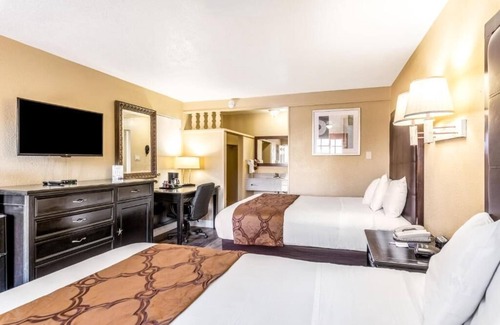 Flagstaff Hotel | Restful Charm of Flagstaff: Two Amazing Rooms Right Off Route 66