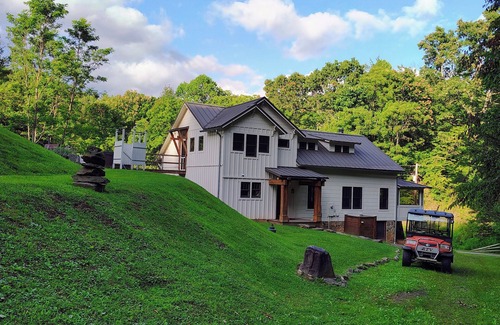 Marshall House | Restful Dawn Rustic meets Luxury. Hot Tub, Outdoor Shower, Mini Gym & Fire Pit