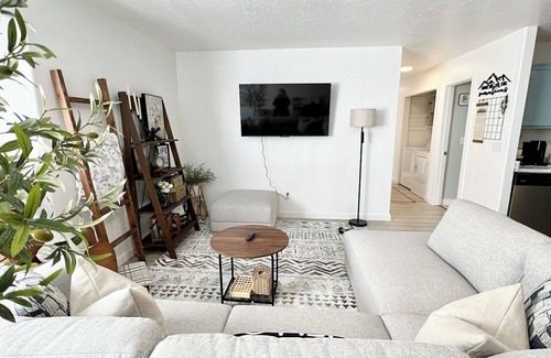 University Area Apartment | Restful Nest A 3bd&2ba in Midtown Anchorage