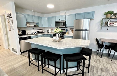 University Area Apartment | Restful Nest A 3bd&2ba in Midtown Anchorage