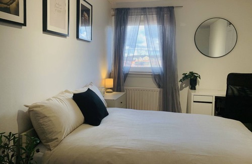 Bellshill Apartment | RestfullHaven:your own room in an apartment having double/shared bathroom/kitchn