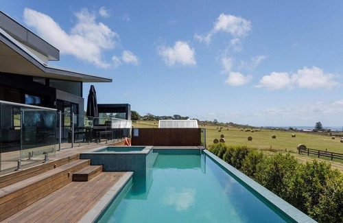 San Remo House | Resthaven by Ready Set Stay- Solar heated pool & Pet friendly