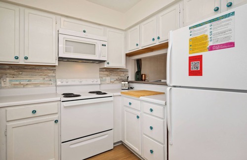 Caswell Beach Condo | Resting Beach Face: Ocean View Condo with Community Pool Near Golf Course