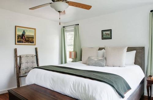 Ulster Park House | Restored 1890's Farmhouse near Kingston