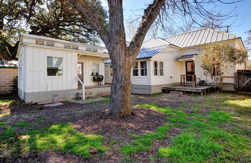 Smithville House | Restored 3BR/2BA Home in Smithville's Historic District-10 min. walk to downtown