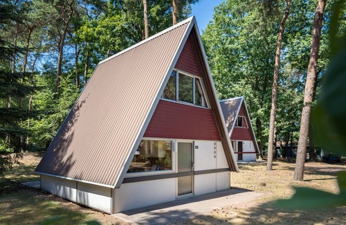 Municipality of Geldrop-Mierlo House | Restyled bungalow with dishwasher, in natural surroundings