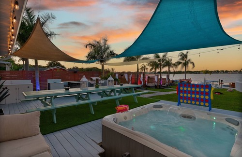 Orlando House | Retreat | Lake Hot Tub Paddle Boards Speakeasy