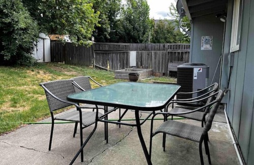 Medford House | Retreat Near Hospital w/Self Check-in + Laundry